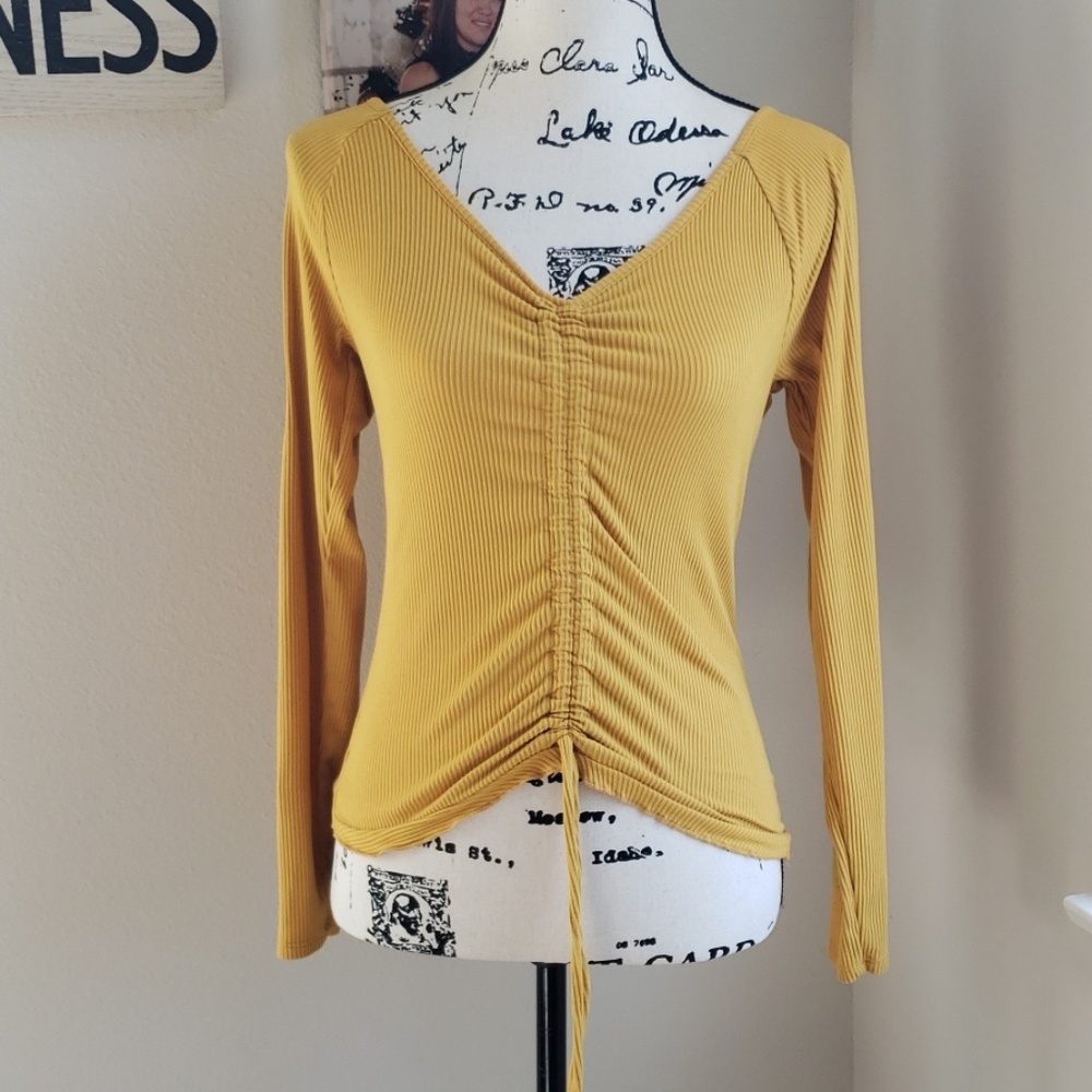 Flirty Mustard top!